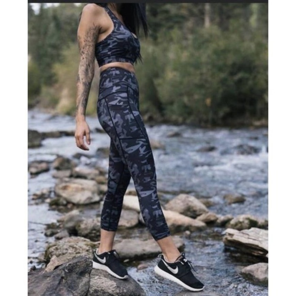 Zyia Black Camo Light n Tight Crop Leggings Pockets High Rise Yoga Run sz small